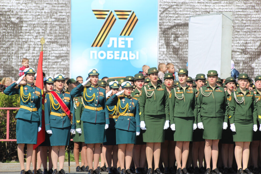 

Затем начался парад военной техники. Механизированную колонну возглавил первый советский серийный легкий танк непосредственной поддержки пехоты МС-1. За ним на центральную площадь города вышла легендарная Катюша, размещенная на базе автомобиля ЗИС-6.