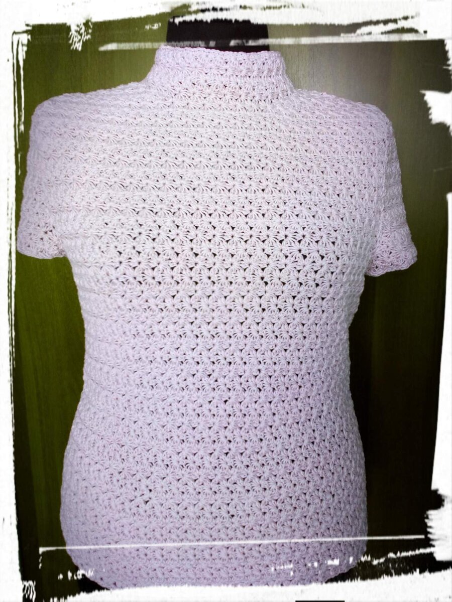 Модель связана из толстого хлопка крючком