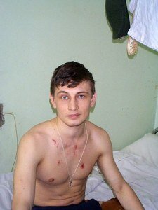  – А кто написал книгу «Два капитана?»
–  Не знаю…
–  А «Два капитана» это о чем?
– По-моему, что-то о мебели…
   (была такая тупая реклама на TV). ..........................................................................................................................................................................................................................................................................................................................................................................................................

Вениамин Каверин автор книги «Два капитана»! И не о мебели она. О людях. Хороших и разных. Таких, какими должны быть мы. И еще, это книга о любви и благородстве. Это нам не грозит. В детстве книга  «Два капитана» была у меня настольной. В классе третьем, с нею я ела, спала, ходила гулять. Саня Григорьев, Катя и капитан Татаринов не были для меня вымышленными литературными героями...  Они жили где-то рядом со мною, были просто нормальными людьми… Правда, с тех пор прошло время, многое в нашей жизни изменилось. Пришли иные времена. Взошли иные имена. И вдруг…

 Самый настоящий .....................................................................................................................................................................................................                                                                                                                                                                                                                                                                                                                                                                                           Ранней весной 2000-го Саня Григорьев сидит передо мною в одной из палат Хирургического отделения Центрального госпиталя внутренних войск. Самый настоящий -  Александр Николаевич Григорьев. Старший лейтенант 101 бригады, расквартированной в Ставрополе. Молодой, симпатичный. Он из другой жизни. Из другой войны. Даже из другого поколения.  Но ход его мыслей, его отношение к предмету нашего разговора  почему-то  напомнили  мне подзабытого сегодня героя моей  любимой книги. Правда, с поправкой на жизнь, и страну, и время.

Школа жизни ...................................................................................................................................................................................................Вырос Саня Григорьев в небольшом южном городке на Дону. Из окон его дома была видна территория Бригады оперативного назначения внутренних войск МВД. Хоть и формировалась Бригада на базе N-ского учебного полка Внутренних войск, хоть и  подчинялась УВВ МВД СССР по Северному Кавказу и Закавказью, оперативная и есть оперативная. Выезд по первому сигналу. В любой конец огромного тогда еще Союза Советских Социалистических республик.                                                                               Личный состав участвовал в 83 боевых операциях! Степанакерт и Ереван, Баку и Душанбе, Цхинвал и Тирасполь, Северная Осетия и Дагестан - это только предыстория, самое начало боевого пути. Не обошлись без этой Специальной Бригады ни Чечня, ни Нагорный-Карабах. И везде бойцы ВВ несли службу на КПП, заставах, в караулах, проводили операции по изъятию оружия и боеприпасов у бандитов и разномастных подонков. Проводы и встречи,  встречи и проводы, все это можно было наблюдать из окна чуть ли ни каждый день. А еще проходили в бригаде учения, и строевая, и все это, как на ладони. То-то удовольствие для мальчишки, - не выходя из дома, видеть, что происходит на плацу воинской  части! Одноклассники, что жили подальше, бегали к Сане по праздникам смотреть. Вопрос о выборе профессии не стоял, Саня мог быть только военным!

Сто первая ...................................................................................................................................................................................................А в апреле 1997 года во Владикавказском высшем военном командном Краснознаменном училище внутренних войск МВД России состоялся ускоренный выпуск. Войне нужны были солдаты и младший офицерский состав. Новенькая форма, погоны, и весьма неясные перспективы...  И первый свой отпуск - в июне 97-го, Саня провел дома, у родителей. Жениться времени не было... Слишком близко была война, слишком велики были шансы не уцелеть на ней!
Молодой лейтенант-отпускник смотрел на показательные выступления коллег на плацу,  и думал о том, что ждет впереди всех этих ребят, что ждет его самого? Что ждет Россию?
.................................................................................................................................................................................................. Впрочем, что ждет лично его - лейтенанта Александра Григорьева Саша знал точно. Часть, в которой предстояло служить, формировалась на скорую руку в 1995-м. Основу составили войска, выведенные из Грозного, - бывшего 15-го городка. А в остальном, формирование происходило по принципу: всех, кто где-то мешает, - сюда!                                                     Место дислокации - поле. Условий для жизни - никаких. Последствия угадывались нетрудно - снижение дисциплины, рост заболеваемости. Россия стала одним большим театром абсурда. ..................................................................................................................................................................................................Одни жирели, заглатывая то, что еще вчера принадлежало всем, другие смиренно вымирали. А солдаты разоренной страны болели желтухой и дизентерией, грибком и чесоткой. От низких температур и общего истощения организма среди личного состава все больше распространялся фурункулез. Чтоб вырваться из этого ада, один из солдат срочников даже попытался покалечить себе руку саперной лопаткой!                                     Кого могла испугать такая армия, кроме самих служивых? Вот и лезли на Россию отовсюду кровососущие. Совершали набеги вооруженные чечены. Грабили, угоняли в рабство  русских людей... А кого бояться, если казакам строго-настрого наказали не трогать бандитов, дабы не разжигать какую-то там межнациональную рознь, если у солдат не то что оружия, даже нормальной воды и еды нет. С кем воевать?!
......................................................................................................................................................................................................А национальное телевидение, средства массовой информации словно с цепи сорвались - помои - ведрами льют, армию в пух и прах громят. Чуть жареным запахнет, журналисты тут как тут, сами готовы спровоцировать происшествие, чтобы рассказать о нем посмачнее.
Правда, когда по НТВ прошел сюжет о бедственном положении 101 бригады, стали жители Ставрополя подкармливать солдат. А к весне и сами служивые благоустраиваться начали понемногу. Перезимовав в палатках, начали, наконец, солдаты строить казармы...

Начало...........................................................................................................................................................................................................................................................................................................................................................................................Александр Григорьев уже успел увидеть все это своими глазами. Курсантами их направляли в 101-ю на стажировку, на должности командиров взводов. Когда чечены напали на Дагестан, потянулись со всех концов России эшелоны на юг. Ехали подолгу, издалека. Но первыми в бои все равно вступили те, кто был рядом, - части из Ставрополья. Бригаду бросили охранять Гребенской мост в районе Кизляра, вблизи Дагестано - Чеченской границы.
Мост - объект стратегический. И для наших частей и для бандитов. А в батальоне, в основном, необстрелянная молодежь, призыва 2/7, вчерашние школьники.
Учились в боях, - учителем был собственный горький опыт. .....................................................................................................................................................................................................Это потом, ими будут усиливать блок - посты по всему Грозному, а тогда, в самом начале, ох и нелегко пришлось командирам. А потом их перебросили в Черкесск.  Чтобы там не началась заваруха. Чтобы предотвратить столкновение непримиримых, погасить огонь, пока не разгорелся.
Выполнив свою нелегкую миссию в Карачаево - Черкесии, батальон, а с ним и мой герой  вернулись в Чечню. Сначала  была Старая Сунжа. Потом они держали оборону на 12-ти километровом участке горного хребта. ...................................................................................................................................................................................................Что стоит за этими скупыми словами, знает только тот,кто прошел весь этот путь сам. Сказано не мною - война - это работа. Очень тяжелая и очень опасная. И кто-то должен ее делать.
Задачи, которые решала 101 бригада в Грозном, были аналогичны тем, что решали сотни других воинских подразделений. Они участвовали в боях, участвовали в "зачистках". ....................................................................................................................................................................................................Тогда, в конце декабря, в самый разгар тяжелейших боев, наши войска несли самые большие потери. А  зимний, холодный день 26 декабря 1999-го года стал для старшего лейтенанта Григорьева роковым. ...................................................................................................................................................................................................Они не выходили из боев уже много дней. Бессонные ночи, постоянное напряжение не прошли даром. Глаза иной раз слипались сами, помимо воли, стоило только присесть на минуту, найти точку опоры и...
Потери - это всегда горечь. А для командира это как аттестация на профессионализм, на пригодность. Вот и занимались, бывало, младшие командиры с своими молодыми солдатами,перед проведением спецопераций на местности. Перед очередной какой-нибудь зачисткой собирал командир бойцов, определял заранее порядок действий в боевой обстановке, ставил задачи эвакуационным группам, отрабатывал взаимодействие с соседями.
...................................................................................................................................................................................................Это было жизненно необходимо. В Чечне, кстати, вообще  не принято было помогать друг другу разным родам войск и даже просто разным подразделениям.  И, ладно бы, не договорились между собой два ведомства - Минобороны и МВД, это полбеды. Даже внутри одного ведомства каждый воевал свою войну. Если начинался бой, - эфир, словно вымирал, словно все, кто стоит рядом оглохли от взрывов одновременно и навсегда. ....................................................................................................................................................................................................В этой обстановке можно было рассчитывать только на себя. Рассчитывать на помощь соседей не приходилось. Не принято было помогать!!! Отсюда потери. Вот и начали сами командиры, комбриги  различных подразделений потихоньку договариваться между собой, чтобы, в случае нападения действовать вместе. Резон был: ты поможешь мне сегодня, а я тебе завтра.
...................................................................................................................................................................................................Честно говоря, автору этого материала было трудно поверить в такую войну. Но говорили об этом многие из тех, с кем мне довелось общаться. Приводились и более невероятные факты. В свете сказанного выше, становится понятным значение проведенных в поле учений, значение упредительной отработки взаимодействие с СОБРОМ .................................................................................................................................................................... ..........    Конечно, такие усилия не пропадали даром. Солдаты учились не бояться противника, учились азам ведения боя. С обретением опыта сокращались потери. Конечно, в условиях войны учения - дело не совсем обычное. Гораздо чаще солдату приходилось воевать всерьез, - боевыми. ...................................................................................................................................................................................................Между тем, невероятно, но факт, - позиции боевиков почти всегда бывали укреплены и подготовлены к бою лучше, чем у наших. И, что уж вообще объяснить трудно, даже осведомлены о планах командования Федеральных сил бандиты были зачатую лучше, чем те. кому отдавался приказ. Вольница и вседозволенность диких народов смертельно опасна для любого цивилизованного общества.

Последний бой ...................................................................................................................................................................................................А в тот роковой день, батальон Сани Григорьева шел со стороны пустыря. Нужно было преодолеть этот бесконечный пустырь, и выбить противника из девятиэтажек. Но как пройдешь, когда со стороны домов "поливают" тебя из всех видов оружия, когда мины и гранаты рвутся рядом с тобой, выкашивая смертельной косой твоих пацанов.
........................................................................................................................................................................................................................................................................................................................................................................................................В первые минуты боя, половина группы во главе с комбатом, ушла вперед, - вторая осталась, поддерживая огнем наступление своих.                                                                  Когда пытаешься описать бой на бумаге, события замедляются, растягиваются во времени, теряют краски. В жизни все происходит одновременно, в цвете, с запахами гари и дыма, под крики и непрекращающийся треск, и грохот стрельбы. .........................................................................................................................................................................................................................................................................................................................................................................................................Конечно, бетонная плита, лежавшая посредине пустыря, была слишком малой толщины, чтобы служить укрытием, но ничего другого по пути не было, и Саня, пробежав под огнем несколько метров, упал за нее. ....................................................................................................................................................................................................И только теперь ему стало видно место, откуда пустырь, и все пространство вокруг выкашивал вражеский пулемет. Частный дом был укрыт за лощиной, и наши, наступая, видеть его не могли. ...................................................................................................................................................................................................Старший лейтенант обозначил трассерами место, откуда велась стрельба. Откуда-то сзади тут же накрыли дом минометным огнем. Пулемет боевиков заглох. Но бой на этом не закончился. ...................................................................................................................................................................................................Лейтенанта, лежащего на плоском, открытом со всех сторон пустыре, бандиты видели хорошо. Плита укрывала только голову, остальное просматривалось и простреливалось со всех сторон.
Чтобы сменить рожок, Саня рывком перевернулся на спину. Бронежилет на груди выходил далеко за габариты плиты. Мысленно старлей Григорьев  констатировал этот факт, как шанс не в свою пользу. ................................................................................................................................................................
Рожок он ставил, не глядя на него. Руки действовали автоматически. Глаза упирались в низкое серое небо, – немыслимую смесь снега, воды, дыма и гари. Вокруг было сыро, промозгло, безрадостно. И конца этому не было. ..................................................................................................................................................................................................И только там, высоко, за толщей, кажущихся непреодолимыми, облаков, небо было, синим, и холодное декабрьское Солнце светило по-прежнему. Старший лейтенант знал это. Умирать не хотелось, но смерть была рядом, везде, она была частью существования всех, кто участвовал сейчас в этой бойне,  и бояться ее становилось бессмысленно. .....................................................................................................................................................................................................Где-то недалеко застонал раненый. Саня окликнул его, но пуля снайпера не дала солдату ответить. Следующая снайперская пуля вошла под бронежилет старшего лейтенанта Александра Николаевича Григорьева со стороны горла, прошла через все тело и остановилась только в области колена, потратив всю свою злость на умерщвление человеческой плоти. Вторая пуля прошла в двух сантиметрах от сердца, задев легкое. ...................................................................................................................................................................................................Была еще и третья, тоже под бронежилет в грудь, - только сам Александр уже не почувствовал эту третью пулю. Только зря старался чеченский снайпер, присваивая себе право отбирать жизнь. Теряя сознание, Саня успел подумать, что попади снайпер в одну из десяти пристегнутых к бронежилету сбоку гранат, второй выстрел был бы уже не нужен. ВОГ - 25 - “машинка” серьезная...

Кому жить. .................. ....................................................................................................................................................................................................Три прямых попадания в грудь, в область сердца, - это, как ни посмотри, - Смерть. Даже для кино это слишком. Но кому жить, а кому умереть, решает не одичавший в горах стрелок, а кто-то значительно выше. Бог - Высшая Инстанция. Наверное, поэтому Саня остался жить!
...................................................................................................................................................................................................Как подобрали его, как эвакуировали с поля боя, старлей не помнит, а спросить теперь не у кого. Пришел в себя только в Моздоке, в госпитале, отойдя после наркоза. Там только и узнал, что подштопали ему врачи легкие, подлатали кишки. .....................................................................................................................................................................................................
 - Воевать, говорят, вообще надо на пустой желудок! - делится своим печальным опытом Саня.
- Пока живот цел, смириться с этим "тезисом" трудно, но если получаешь ранение...
Чтобы сменить тему, задаю своему герою вопрос: .....................................................................................................................................................................................................
- Александр Николаевич, сколько Вам лет? И почему вы не женитесь? Молодой, красивый, мужественный, рассудительный. И все это об одном человеке. Авторы книг придумывают такого героя, а вы вот он, настоящий, по жизни такой. Надежный и правильный. Ведь даже воевать легче, когда ты знаешь, что ждет дома любимый человек, знаешь, что тылы у тебя надежны. Да и ходит где-то по белому свету ваша не встреченная "половинка"! Ждет. Надеется. Ведь жизнь так коротка, даже самая долгая и счастливая! ......................................................................................................................................................................................................................................................................................................................................................................................................
- Вы правы, можно было бы и жениться. Но что я могу предложить любимой женщине? Комнату в семейном общежитии, скитание по гарнизонам? Мизерную свою зарплату старшего лейтенанта? ведь даже свою любовь на долгие годы я не могу обещать, - меня могут убить в бою! А теперь и вовсе: шесть дырок на мне “заштопали”, три из них в груди...
Сегодня я не уверен в своем завтрашнем дне, как же я могу взять на себя ответственность за семью!?”
...................................................................................................................................................................................................И опять Александр Николаевич прав. Слишком трудно живут сегодня военные. Да если б только они! Народ тихо вымирает от нищеты, от безысходности...
....................................................................................................................................................................................................Знаете, например, сколько получит наш старлей за свои ранения, так называемой, страховки?  9 000 рублей! И все! (это суммы весны 2000-го). 
Офицеры после тяжелых ранений вынуждены отказываться от инвалидности, даже если по всем показателям положена она. Тяжелые ранения просят оформить как легкие, а это и вовсе лишает их положенной страховки. ...................................................................................................................................................................................................А ведь это и суммы совсем разные. Чем тяжелее ранение, тем больше сумма. Но лучше лишиться денег, чем потерять работу, быть списанным из армии. Ведь, скорее всего, после выписки из госпиталя, лечение нужно будет продолжать, а кому будут нужны они на гражданке? Кто будет лечить их? Да и на работу израненного кто возьмет? Зачем работодателю лишние хлопоты?                                                                                                                                                                             
                                                                                                                                                             У моего героя хоть руки- ноги целы, а вон, напротив него кровать: Артур Идрисов из 81-го полка. Он в далеком сибирском селе с мамой и двумя младшими сестренками жил, на тракториста учился, водительские права до армии получил, но его призвали, и отправили воевать. Он не просился на войну сам! ....................................................................................................................................................................................................Его полк стоял вдоль дороги на  уже освобожденной от боевиков территории. В целях безопасности на ближних высотках посты выставляли. Днем два часа “вахты” дежурили по одному, ночью три, - по двое. Выдадут тебе тулуп, радиостанцию допотопную на ночь. Днем и это не нужно, – в пределах видимости стоят. В шесть часов утра заступил Артур, в восемь его сменили. Разводящий в тот раз даже подниматься на пост не стал, покричал снизу. Артур и пошел, сменившись, вниз, туда, где полк стоял. Да видно не той дорожкой пошел, а может, просто, земля оттаяла, вот и ожила мина.                                                      Одно дело, когда профессиональные военные по долгу службы воюют, это их работа, а что будет с этим сельским парнем, - домой он вернется без ног. Одну до колена ампутировали, а то, что от второй осталось, обгорело почти до кости? ....................................................................................................................................................................................................Так называемый “простой мирный народ”, воюющий на стороне бандитов, очень профессионально ставит мины: сверху противотанковую, а под нее противопехотную. Верхнюю сапер снимет, а тут нижняя срабатывает, догоняет сапера. ...................................................................................................................................................................................................Нередко срабатывают такие “ловушки” и на вот таких пацанов деревенских. Что ждет его теперь? Как будет он жить дальше? Кто поможет его матери, кто “поднимет” сестер? Государство? Вряд ли. И ему, и тысячам таких же как он, дадут копеечную пенсию и забудут...

Мой невыдуманный герой ................. ...................................................................................................................................................................................................Мне нечего возразить раненым, и я напряженно думаю, как бы закончить наш разговор на оптимистической ноте, и тут на помощь мне приходит мой невыдуманный герой, - Саня Григорьев:
– Ничего, теперь уже все плохое позади! Раны затянулись, подвижность восстановлена! После выписки, вернусь в часть! Служить.
....................................................................................................................................................................................................Я смотрю на его красивое, натренированное тело, милое, смущенное, улыбающееся лицо, и я, человек почти вдвое старше моего героя, чувствую его правоту, его силу, его надежность! ..................................................................................................................................................................................................И мне очень хочется, чтобы все сложилось именно так! И у Александра, и у Артура, и у всех, кто прошел через ад этой безумной, но бессмысленной войны

http://www.bratishka.ru/archiv/2001/6/2001_6_2.php