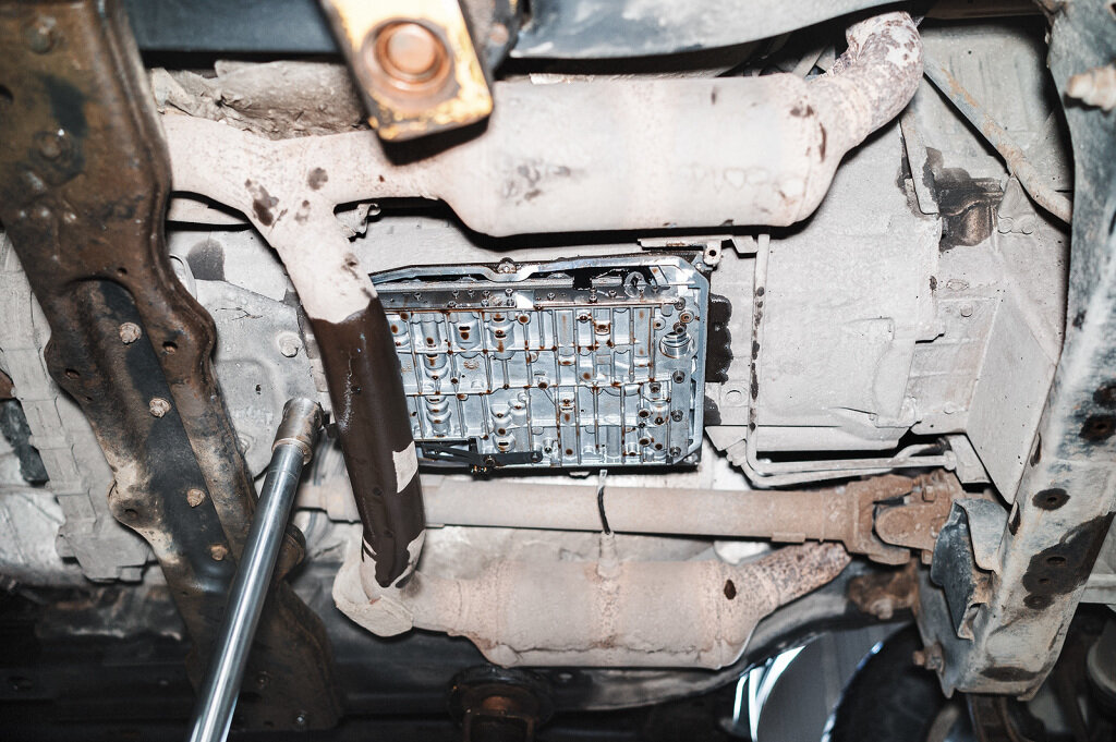 Дожидаемся прекращения самотёка рабочей жидкости АКПП