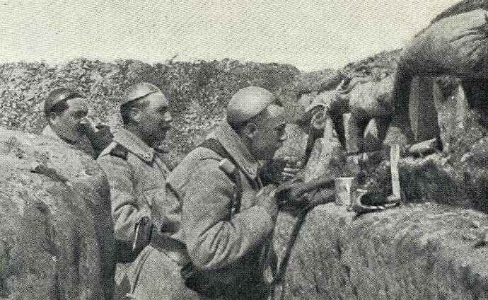 Французская "ермолка" Жоффра. Предтеча "Адрианки". Простейшая защита головы солдата. Состояла из "миски" на темечке и ... и всё.... 