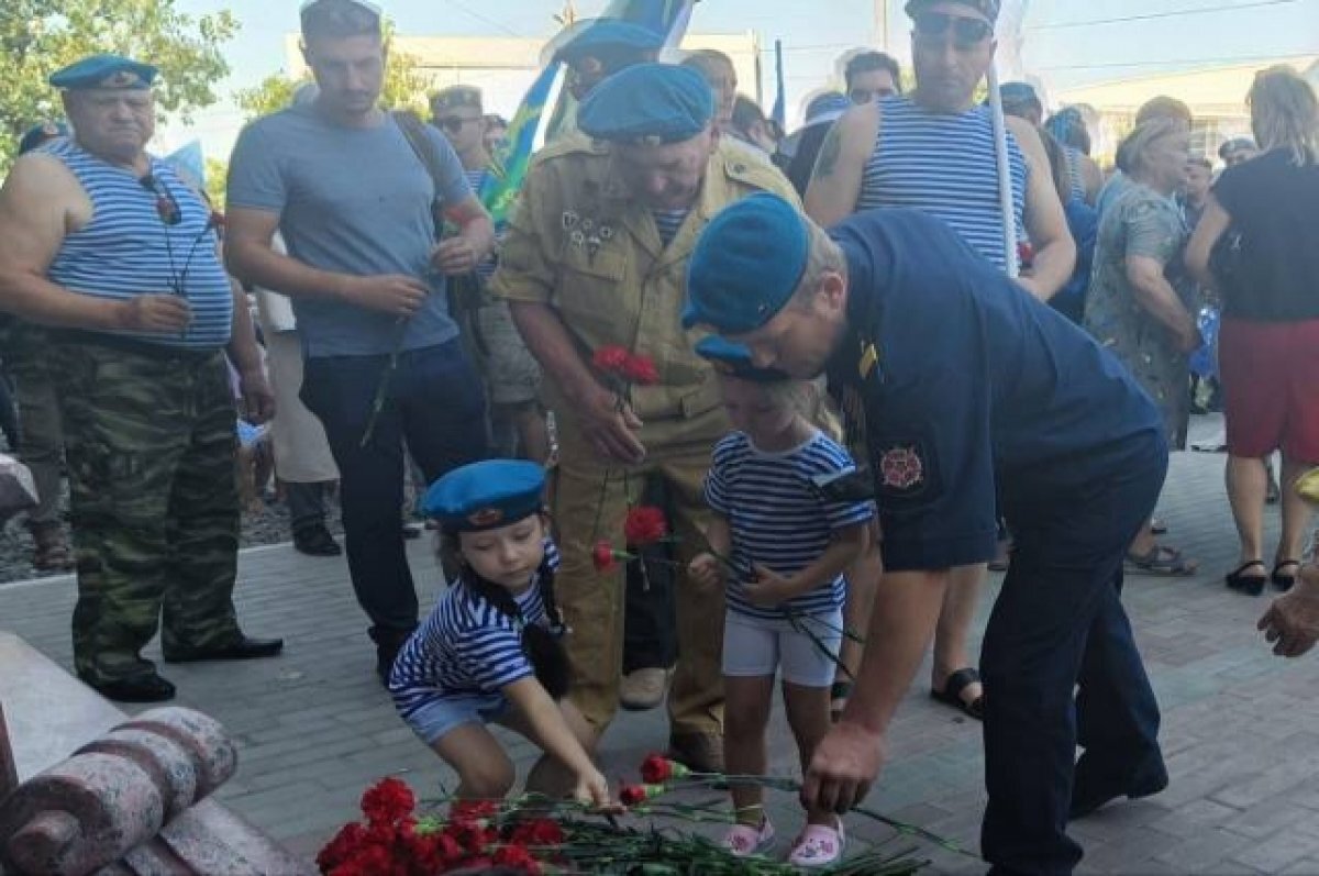    Закрытый рынок и флаги из машин: В Астрахани отметили День ВДВ