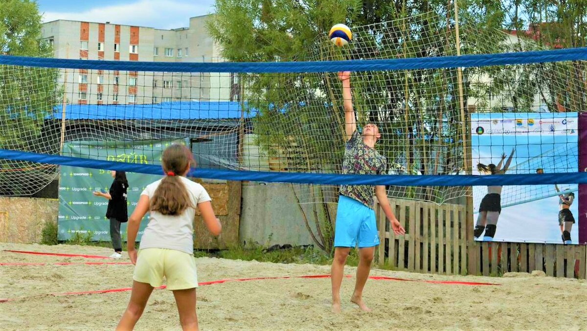    В Сургуте молодые парламентарии устроили масштабный турнир по волейболу