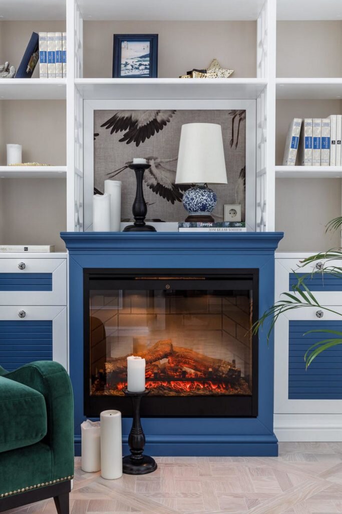 Молодая женщина приобрела эту квартиру в Краснодаре для своей мамы — женщины средних лет с изысканными вкусами. Воплотить их в жизнь взялась местная студия дизайна интерьеров — BonTon.