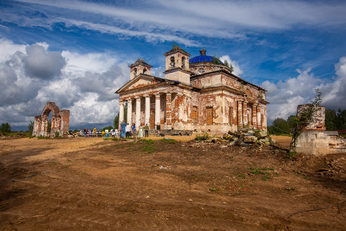 Храм Петра и Павла в селе Переслегино (Загорье) - творение величайшего зодчего Николая Львова. Тверская область, Торжокский район. Фото автора статьи (листайте галерею, ещё 2 фото)