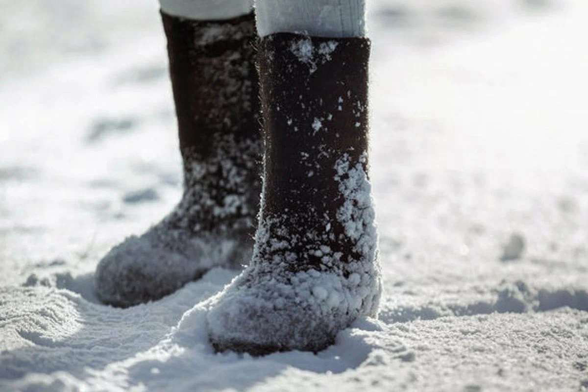 Январский утренний порой по снегу скрип веселый. Валенки на снегу. Валенки в сугробе. Ноги в сугробе. Ноги в валенках.