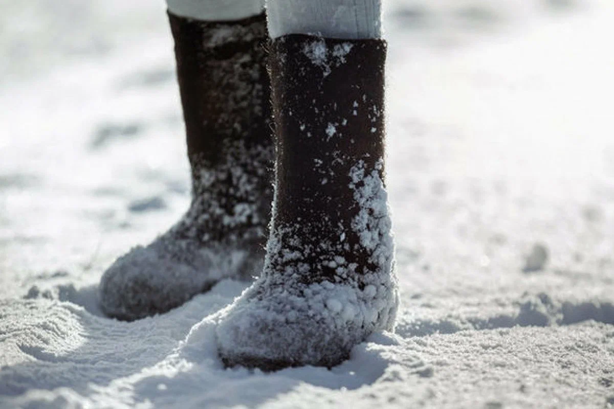 Ноги валенки. Валенки на снегу. По снегу в валенках. Ноги в сугробе. Ноги в валенках