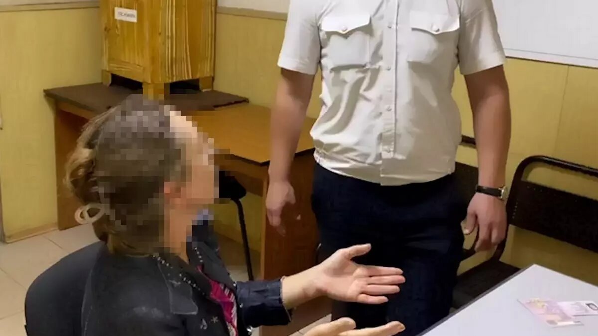     Водителем иномарки, сбившем в центре Волгограда пешехода и протаранившим автомобиль Mitsubishi, оказалась 50-летняя женщина, сообщили в ГУ МВД по Волгоградской области.
