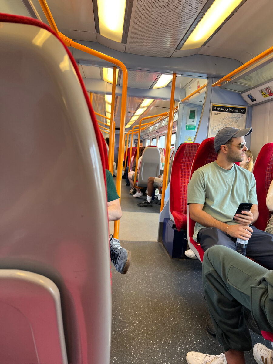 В электричке Винчестер-Лондон. Фотография из личного архива. 