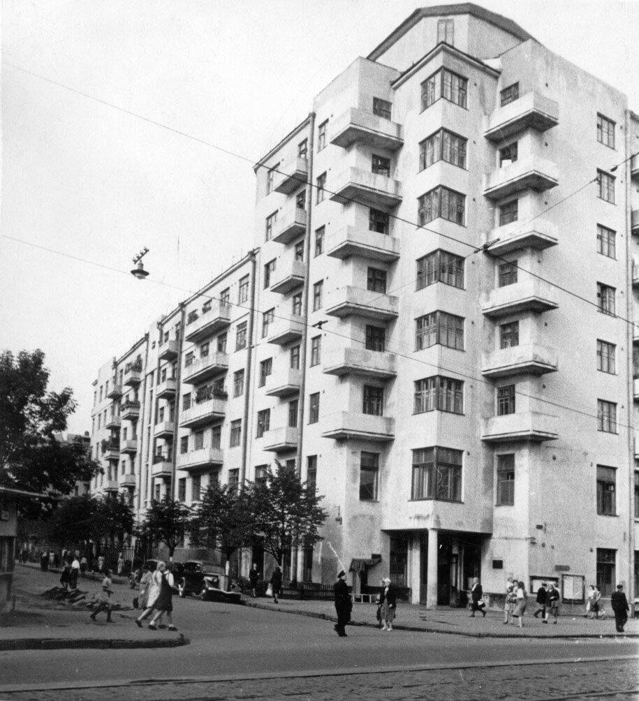 Жилой дом кооператива «Военный строитель». Фото: pastvu, 1949 г.