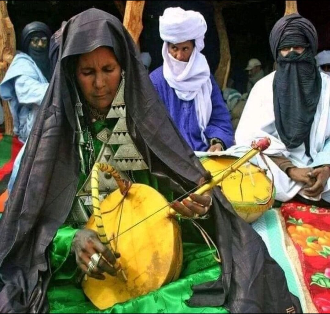 Алжир. Имзад - это струнный ритм-инструмент являющийся самым важным музыкальным инструментом у туарегов.