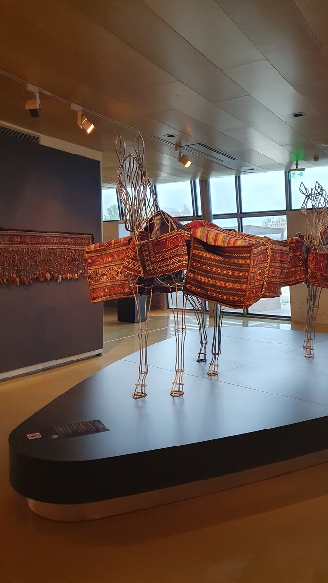 Накидка для лошади с плетенными сумками