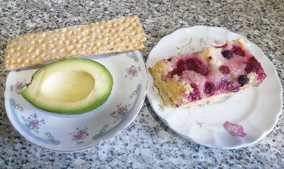 2 хлебца, половинка авокадо, свекровушкин пирог с творогом и замороженными ягодами, кофе с молоком. 