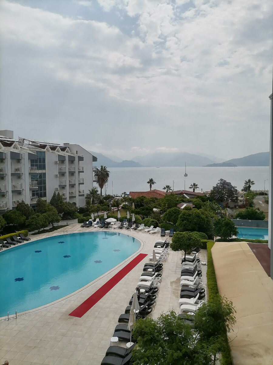 Главный корпус, бассейн. Справа крыша террасы столовой, детский бассейн с горками (не влезли)