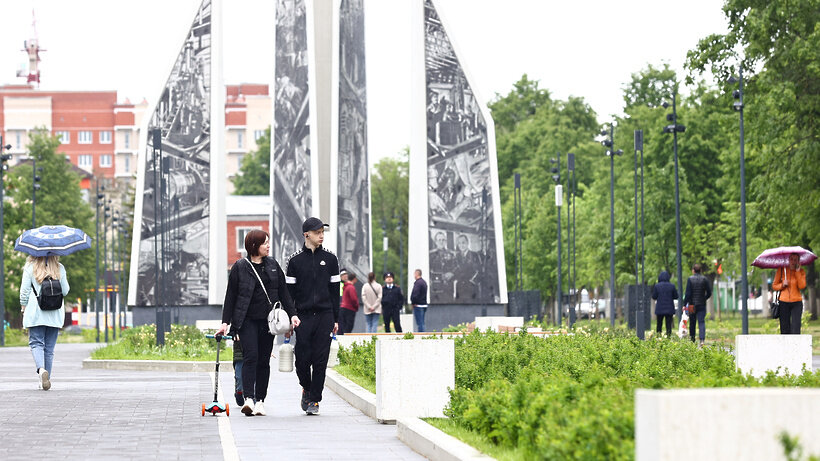    Губернатор Подмосковья Андрей Воробьев обсудил с жителями планы по благоустройству Ступино © Антон Чернов, «Подмосковье Сегодня»