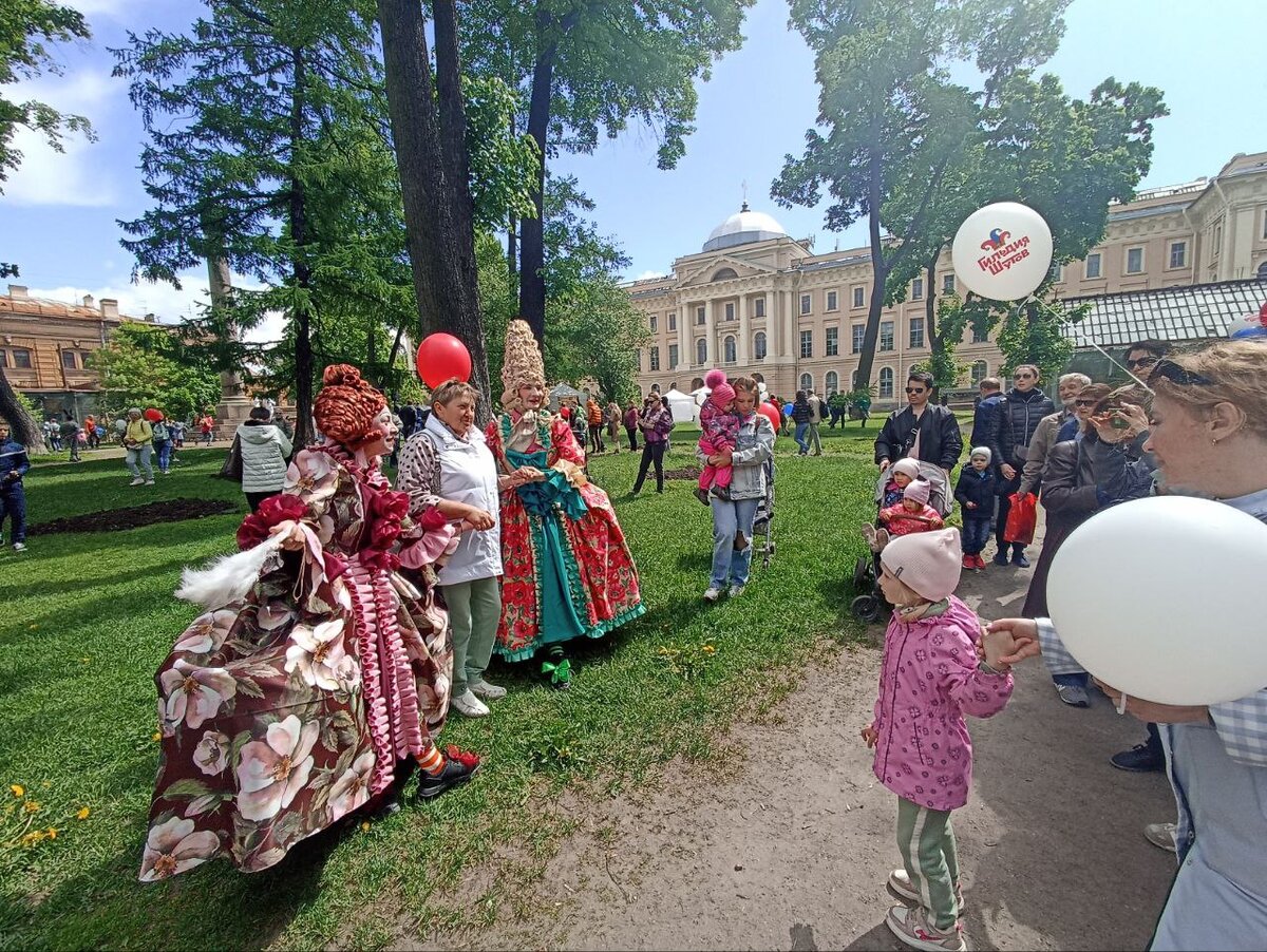 19 мая спб мероприятия. 27 Мая праздник СПБ. День города СПБ. Клоун развлекает.