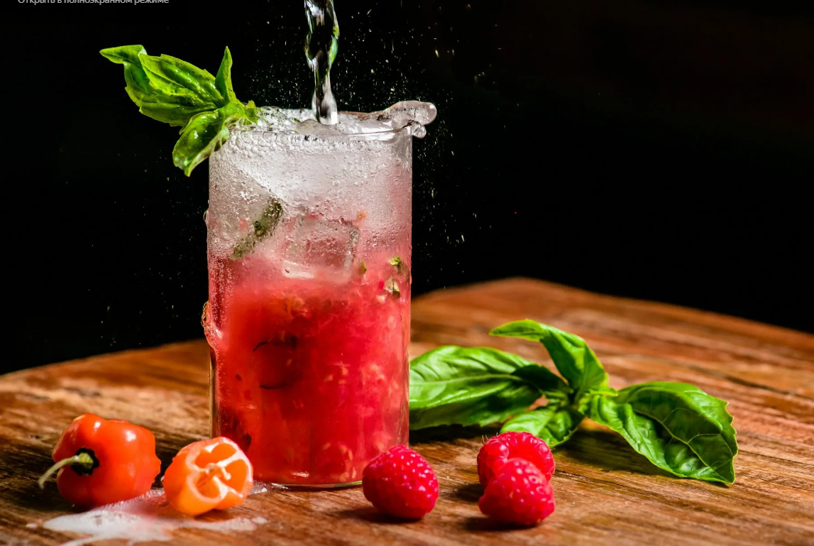 Малина и джин (с) wallpaperup.com/uploads/wallpapers/2016/04/13/929017/587d5f552d443cf3c8a4941c7c02ed54-1400.jpg