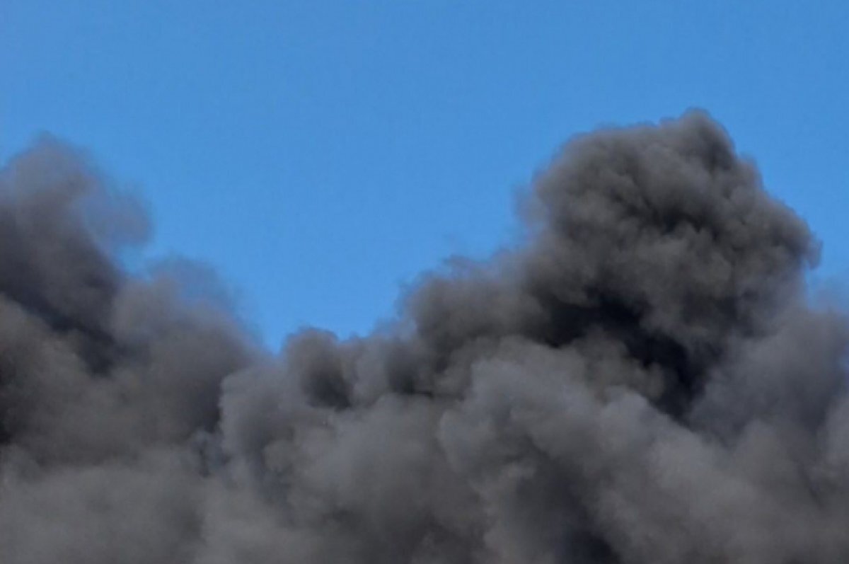    После прилёта на предприятие в белгородском Шебекино распространяется дым