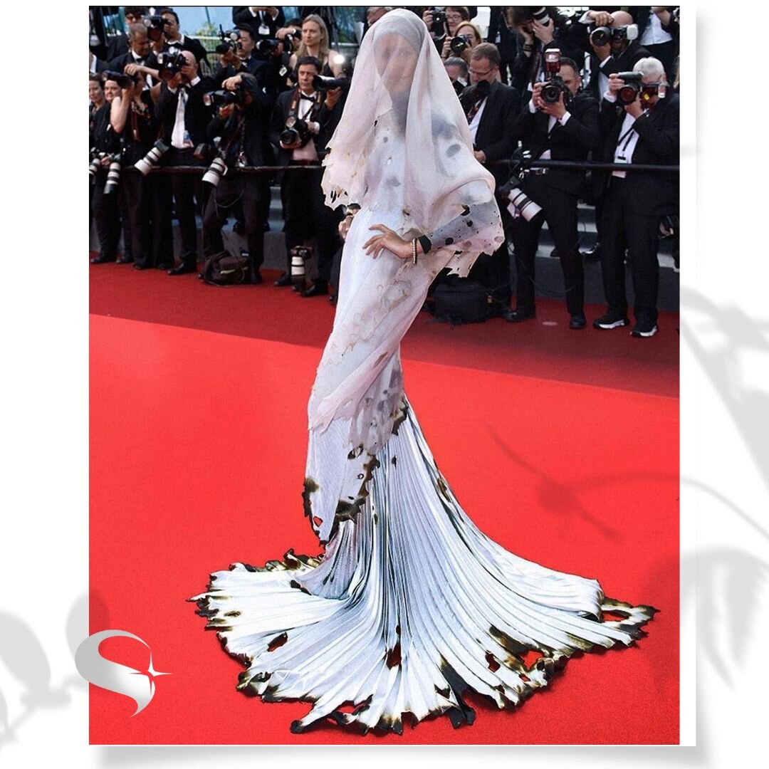 "Опалённая невеста": загадочная женщина с обгоревшим свадебным платьем ...