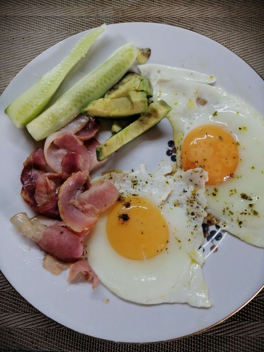 Вот они мои любимчики: яйца,бекон, авокадо и огурец. А тарелочки из сервиза, который нам дарила на свадьбу моя мамочка и ему 33 года.