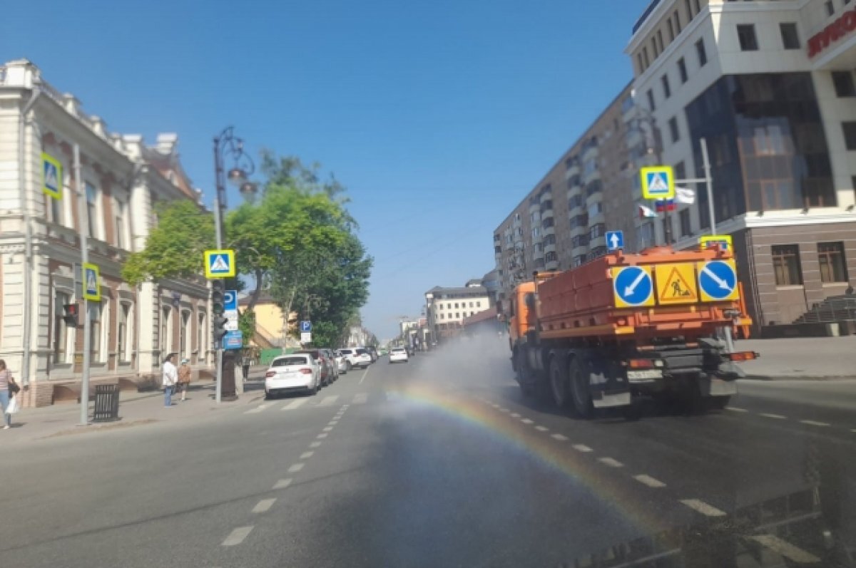    В жару на улицах Тюмени работают поливальные машины