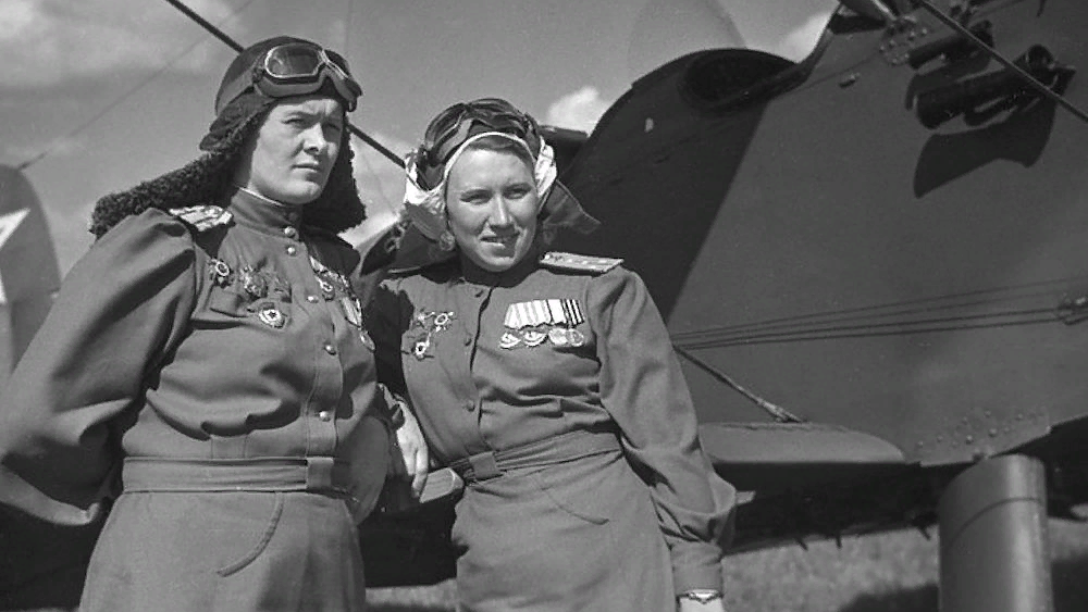 Евдокии Бершанской (слева) редко удавалось вылететь на задание со своим штурманом Ларисой Розановой (справа).