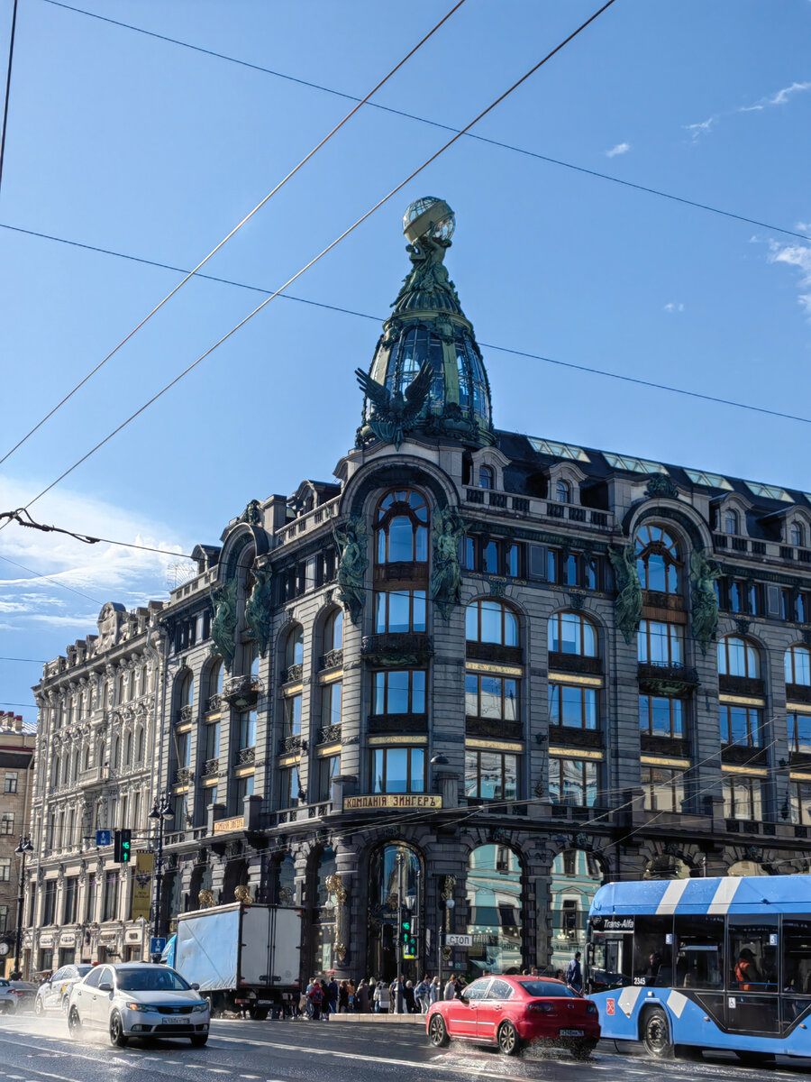 Дом Зингер, книжный магазин  там же офис ВКонтакте