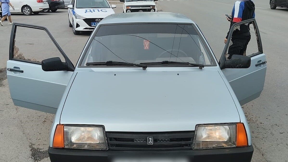     Молодой водитель «ВАЗа» избавился от чрезмерной тонировки стекол в машине просто повыбивав их на глазах у изумленных полицейских, сообщает региональное ГУ МВД. Несмотря на решительность действий, водителя это от наказания не спасло.