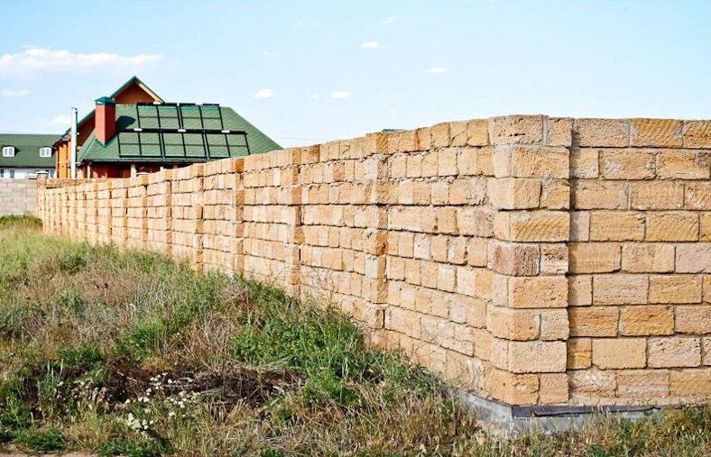 Забор из ракушечника фото