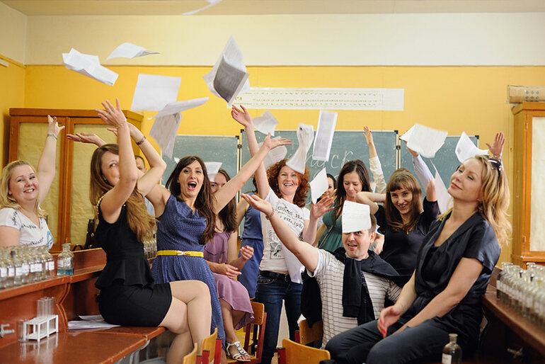 Преподавателями окончание. Радость выпускников. Веселый выпускной в школе. Фотосессия выпускников 9 класса. Идеи для фотосессии выпускного студентов.