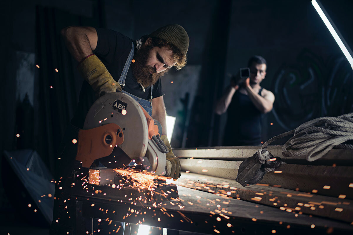    На фото мужчина работает во вредной среде, рискуя своим здоровьем. Если вас бесят токсичный начальник и коллектив, увы, это не вредная среда, допотпуск вам не положен. Источник: unsplash.com