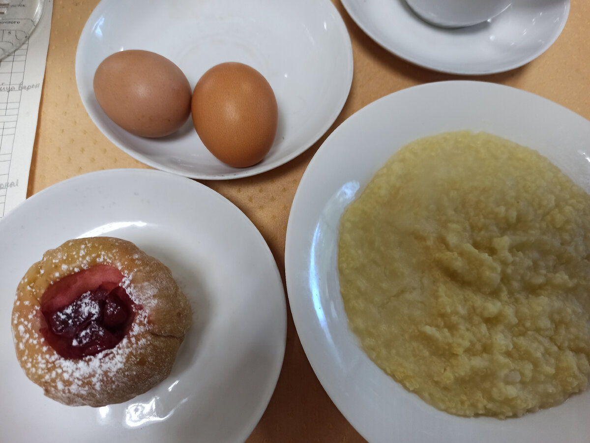 Пшенная каша на воде, запеченое яблоко, яйца, чай