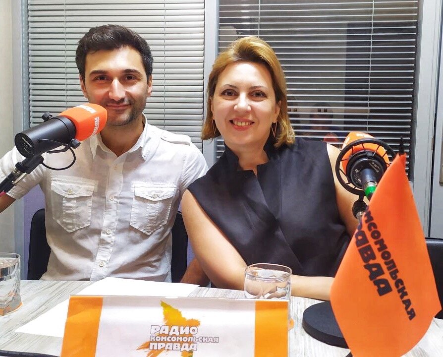 Эвелина Гаевская, соцсети @evelinagaevskaya с юристом Ваграмом Давтяном https://vk.com/id770706446 после эфира на радио КП Волгоград
