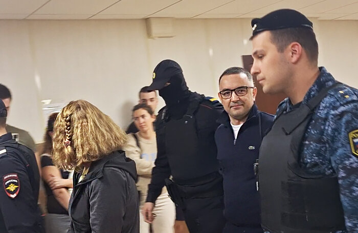    Председатель совета директоров банка БКФ, основатель компании «Русский продукт» Ольга Миримская (слева) и бывший подмосковный следователь Юрий Носов (справа).стоп-кадр из видео Марии Локотецкой