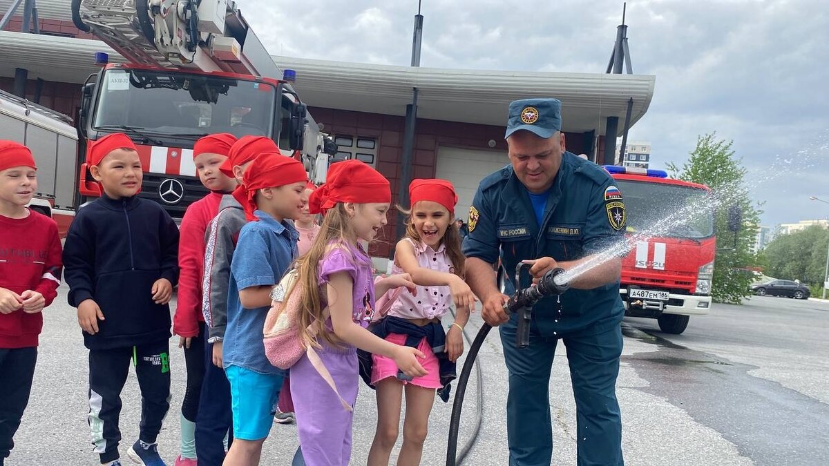    Воспитанники летних лагерей Ханты-Мансийска побывали в пожарной части