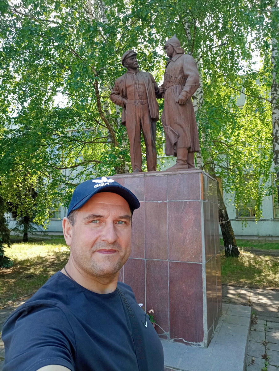 И про Ленина с бойцом Красной Армии не забывают