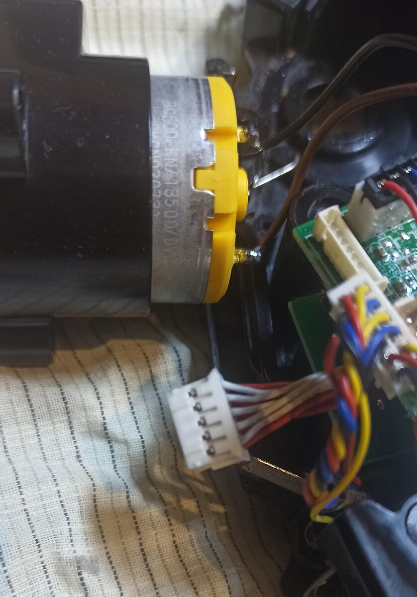 Premium Photo Repair of the robot vacuum cleaner Disassembled robot vacuum