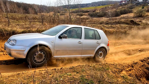 ДЕД на старом Volkswagen Golf показал как нужно ездить. Многие разворачиваются назад