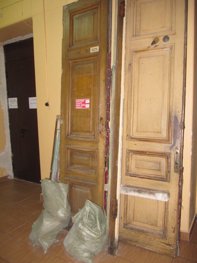 Старинная дверь. Входные двери старый фонд. Входные двери старый фонд. Реставрировать дверь входную. Старинная дверь.