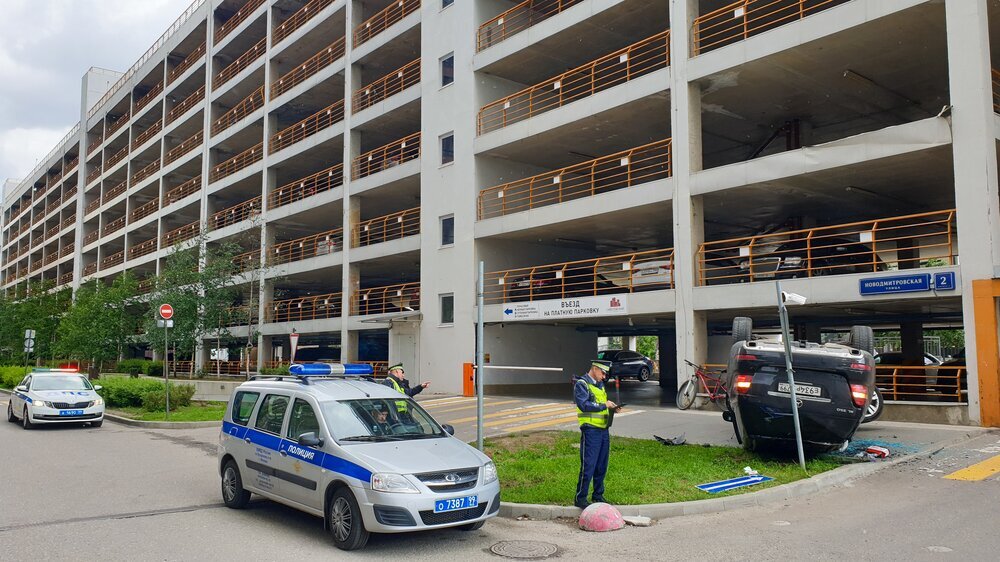 ГИБДД установит причину необычного ДТП. 