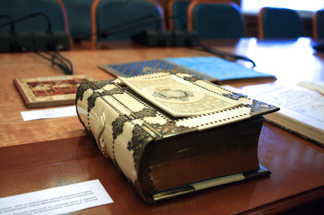 Та самая Библия (Копенгаген, 1859) из библиотеки датской принцессы Софии-Фредерики-Дагмары, впоследствии императрицы Марии Федоровны. Переплет с вензелем принцессы Дагмары выполнен из слоновой кости и украшен резьбой, инкрустацией и накладными чеканными металлическими элементами. Золотой обрез. Хранится в отделе редких книг Российской государственной библиотеки.