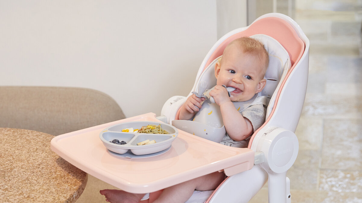 Стульчик для кормления и набор посуды Oribel