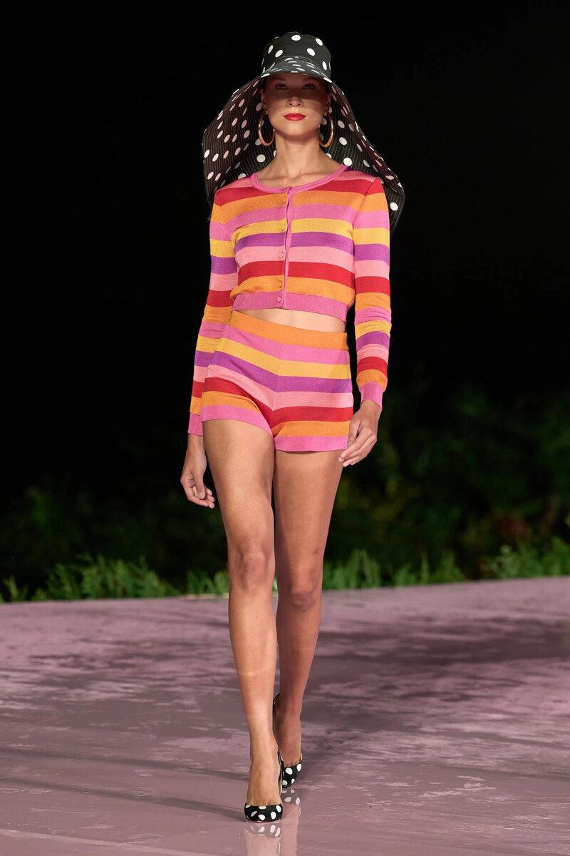 Resort 2025. Образ с розовыми шортами. костюмы летние тренд 23 года. костюм с шортами женский в японском стиле. баленсиага 2025 коллекция.