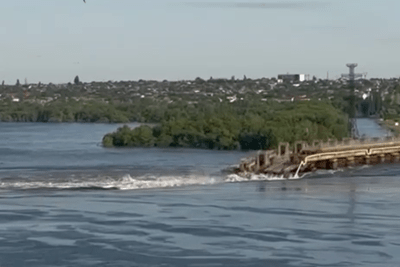   Фрагмент видео разрушенной дамбы Каховской ГЭС ©Скриншот
