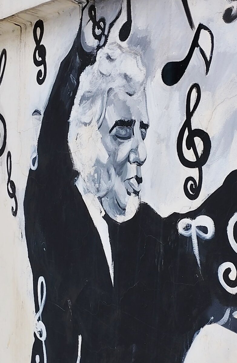 Граффити на пути к музею Хачатуряна. Авторское фото.