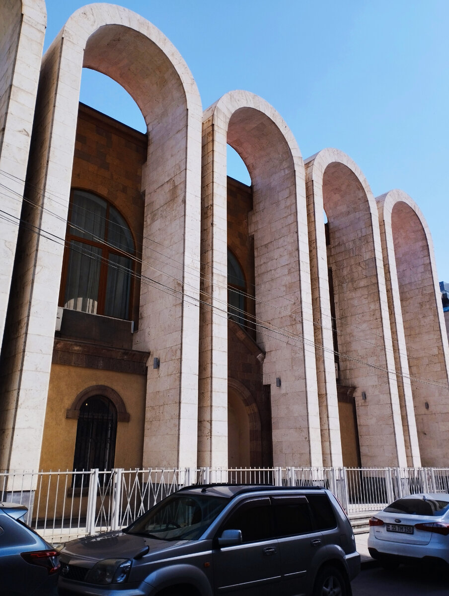 Музей Хачатуряна. Фасад в виде камертонов. Авторское фото.