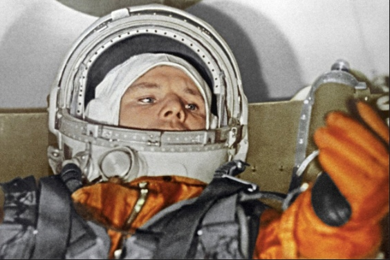 Юрий Гагарин в кабине корабля «Восток». 1961 год. Фото: РИА Новости