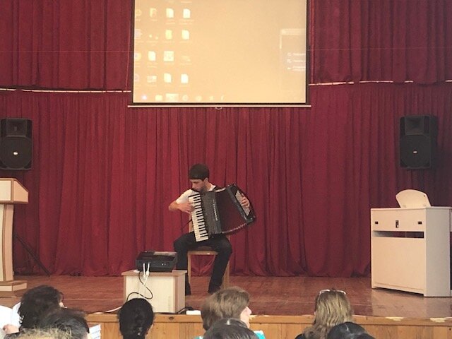 В связи с Международным днём русского языка в Степанакерте состоялся конкурс чтецов. Фоторяд