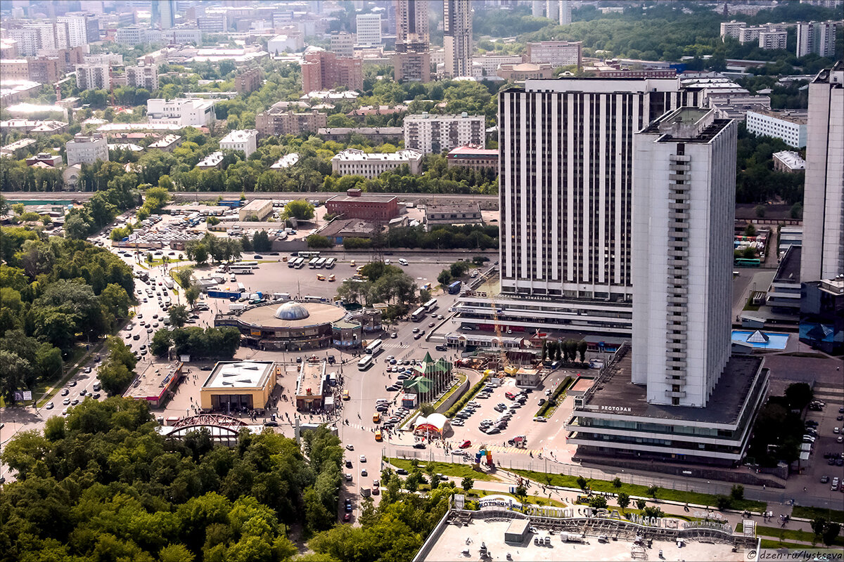 Метро «Измайловский парк» и гостиница «Измайлово»