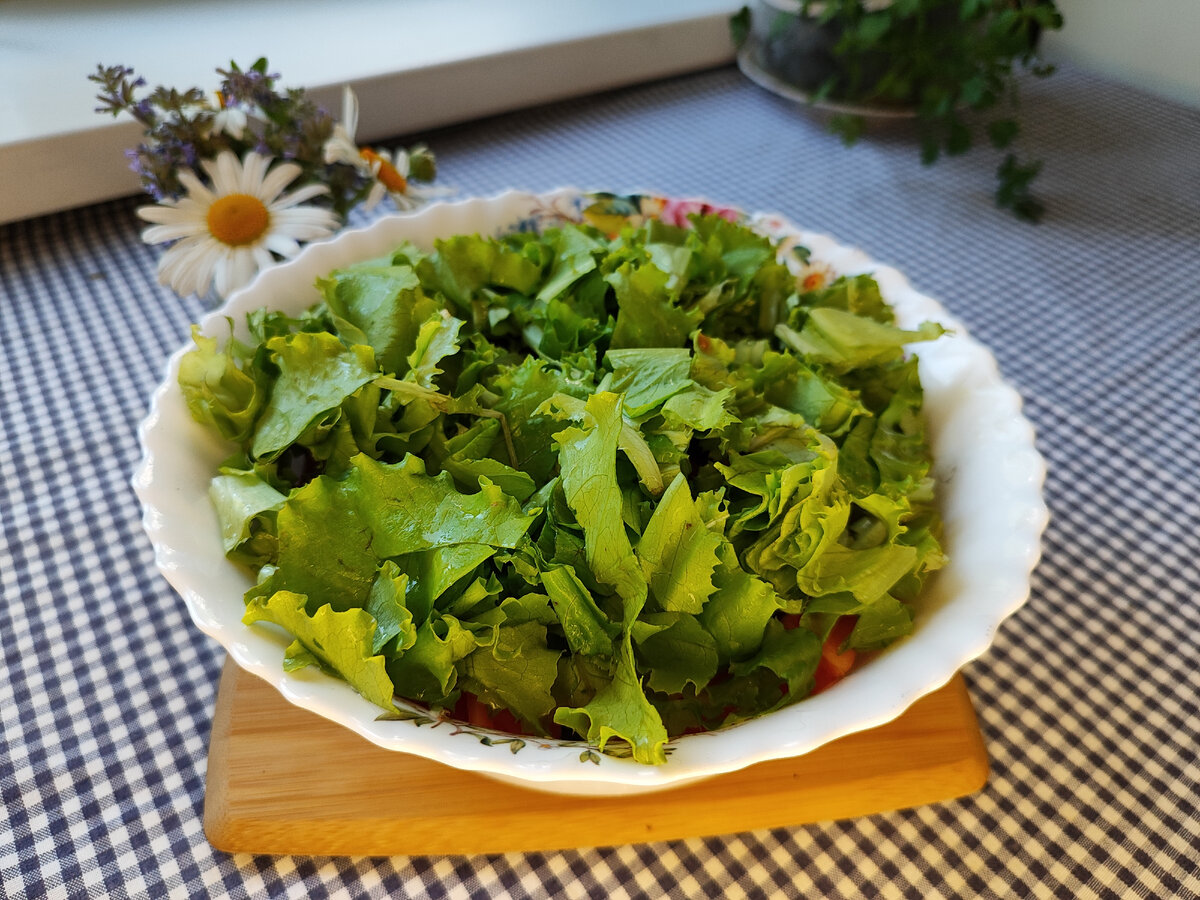 Салат с яйцами, огурцами и зелёным луком